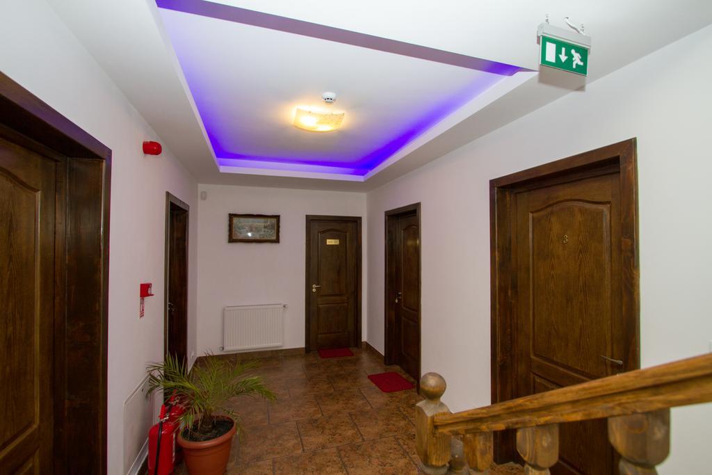 Pensiunea Royal Garden Hotel Sîmbăta de Sus Bagian luar foto