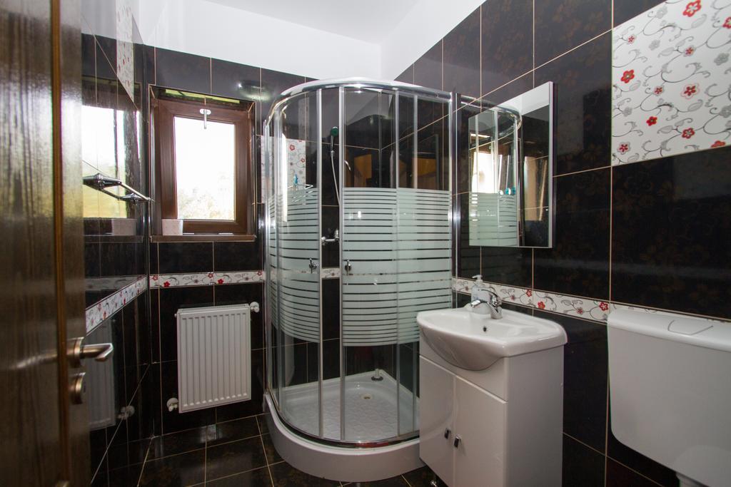 Pensiunea Royal Garden Hotel Sîmbăta de Sus Bagian luar foto
