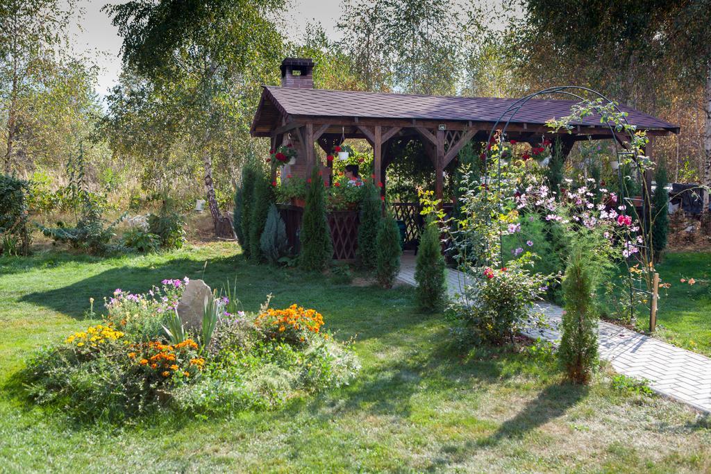 Pensiunea Royal Garden Hotel Sîmbăta de Sus Bagian luar foto